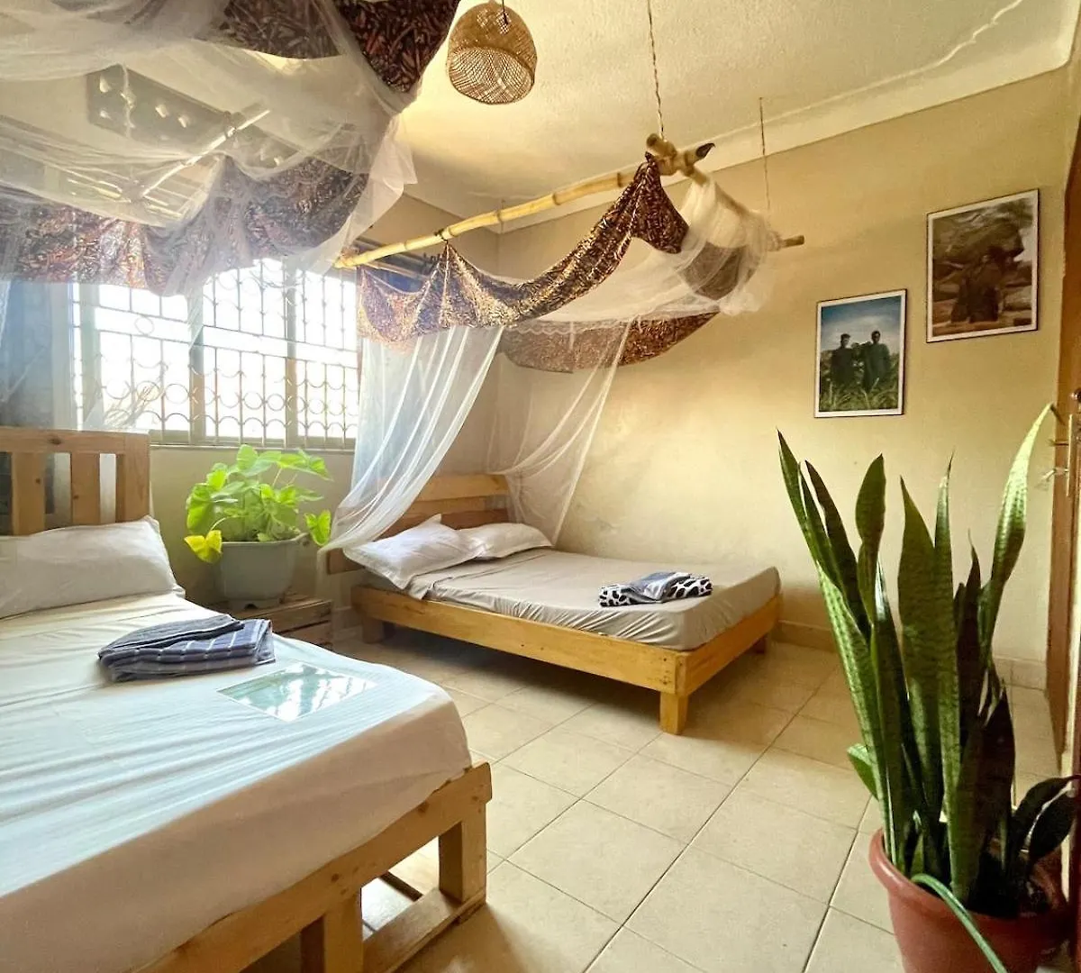 Artist Oasis Home カンパラ